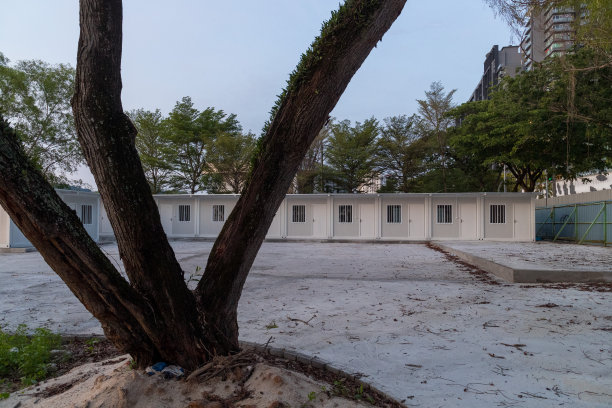 移动建筑在工业现场或办公集装箱在建筑工地-库存照片图片下载