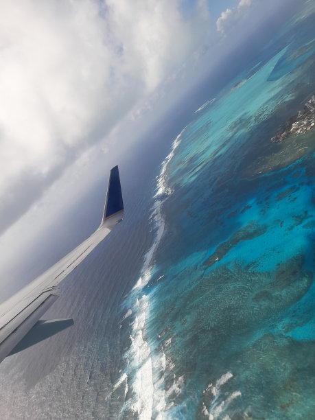 从飞机上俯瞰海洋的美景图片下载
