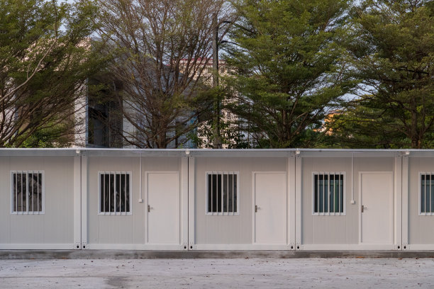 移动建筑在工业现场或办公集装箱在建筑工地-库存照片图片下载