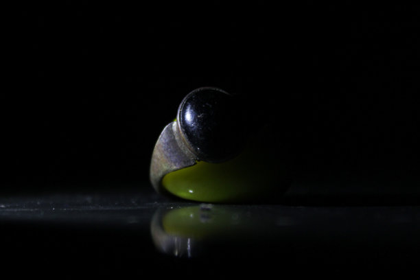 戒指在黄色的石头上图片下载