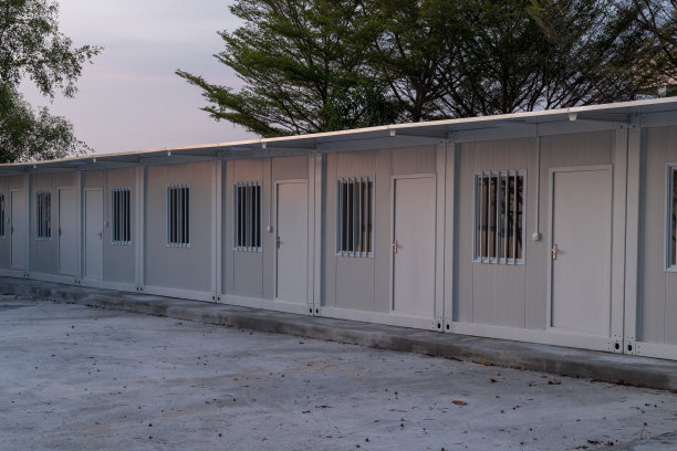 移动建筑在工业现场或办公集装箱在建筑工地-库存照片图片下载