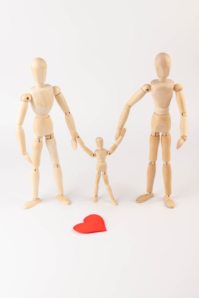 木偶戏的家庭，小孩在白色的背景上。图片下载