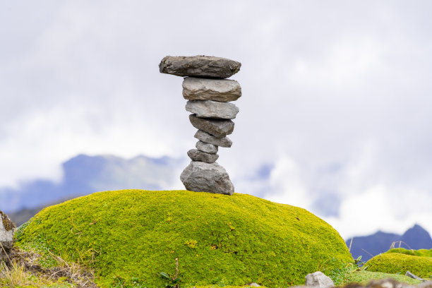 冥想自然，平衡石头和自然艺术图片下载