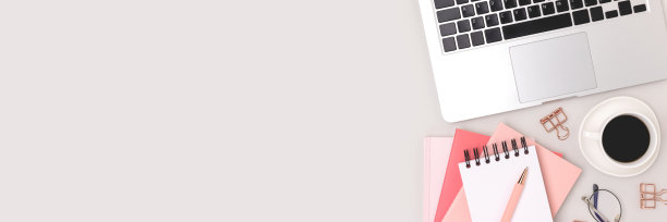横幅上有笔记本电脑、一杯咖啡、眼镜和文具，背景是灰色的。图片下载