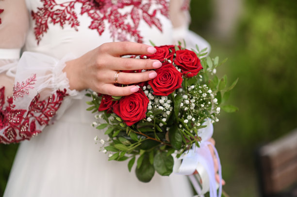 婚礼花束。女孩的手触摸着花瓣图片下载