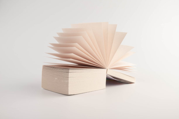 白色背景上的空白贴纸。便利纸。用来做笔记的空纸。图片下载