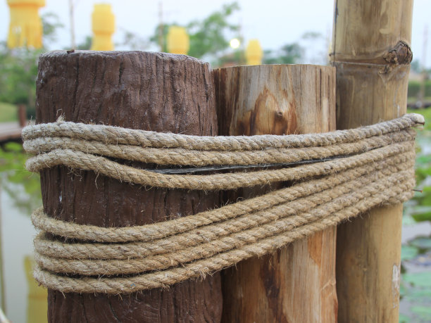 整齐地系上一根大绳子，牢牢地抓住东西。图片下载