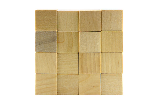 木制玩具，方形木块孤立在白色背景与剪辑路径。选择重点。图片下载