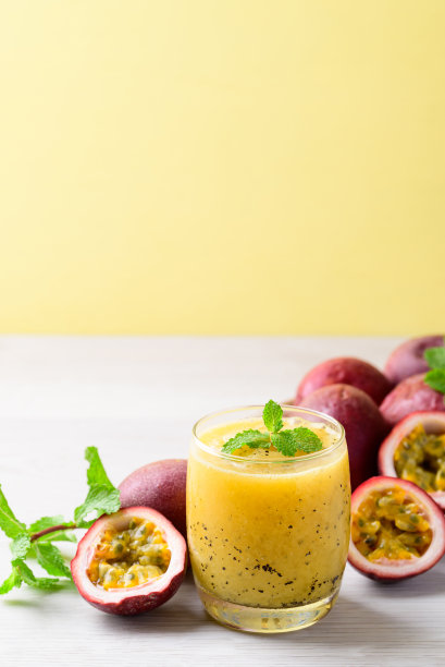 夏季新鲜的百香果冰沙饮料图片下载