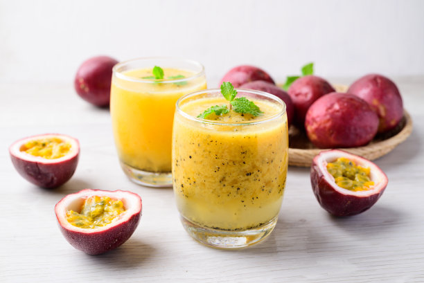 夏季新鲜的百香果冰沙饮料图片下载