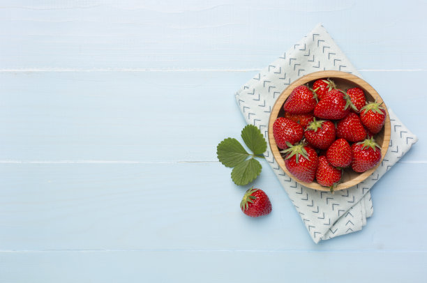 木制背景上的草莓，俯视图图片下载