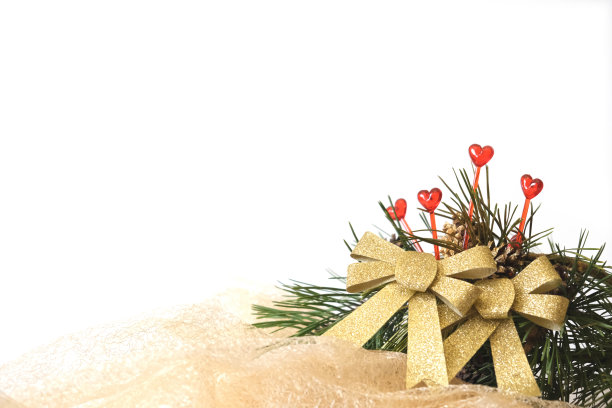用蝴蝶结和心形装饰新年。白色，金色和红色，自然的松枝。节日装饰的圣诞树树枝。白色背景，留出文字空间图片下载