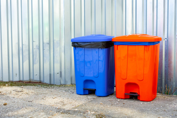 城市街道上的垃圾桶在金属背景上上色图片下载