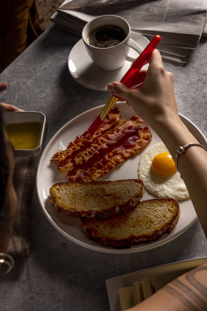女人把做食物造型的手交给培根和鸡蛋图片下载