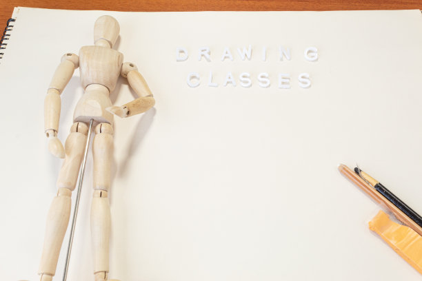 用铅笔在速写本上画人体模型。文本:绘画类。图片下载