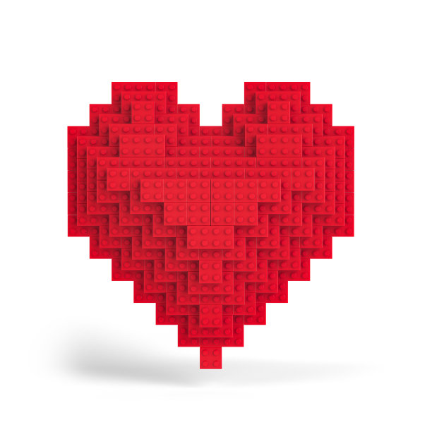 由儿童积木组成的红心，孤立在白色的背景上。3D渲染。图片下载