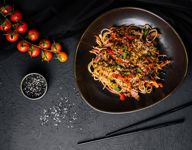 日式乌冬面，牛肉荞麦面，黑碗图片下载