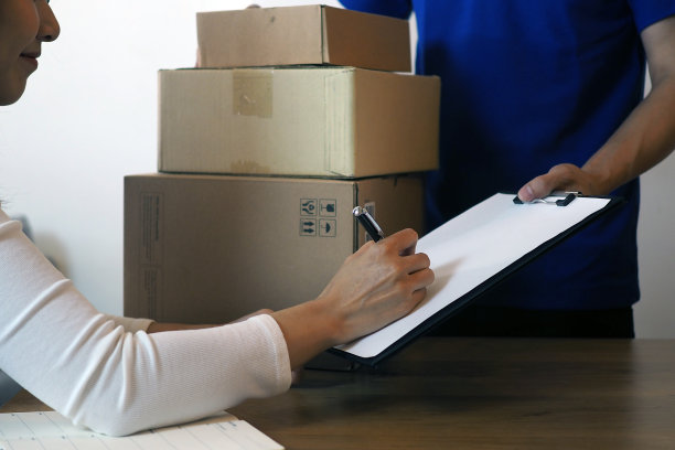 快递员送快递。网店、纸盒、外卖、邮差、快递服务、包裹、电子货币、数码纸袋、箱包、客户图片下载