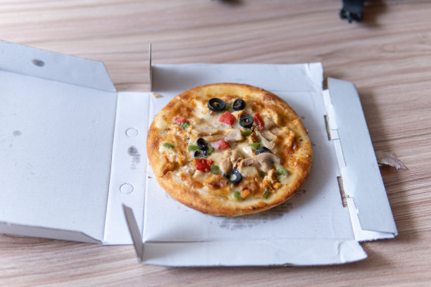 木箱上的新鲜披萨图片下载