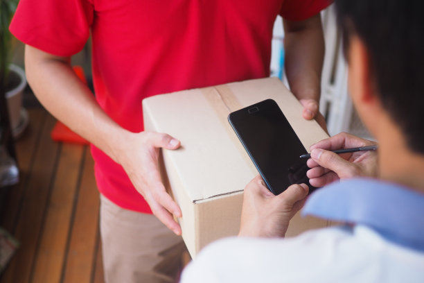 快递员送快递。网店、纸盒、外卖、邮差、快递服务、包裹、电子货币、数码纸袋、箱包、客户图片下载