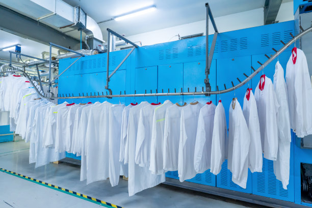 洗好的衣服正被送到熨衣机图片下载