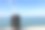 一只手提箱立在沙滩上，背景是夕阳。旅游、度假及度假消费。夏天的时间。高质量照片图片下载