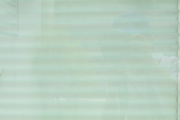 铝窗卷帘。带百叶窗的白色塑料窗特写。室内设计。图片下载