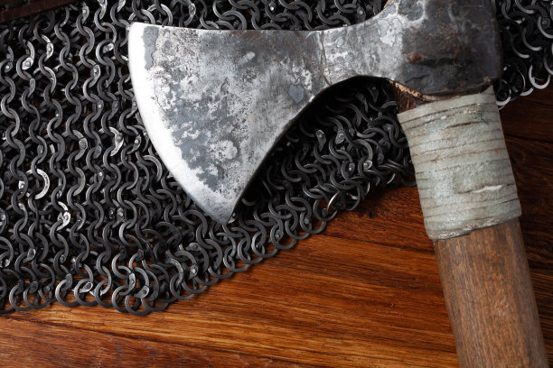 锁子甲上的中世纪战斧图片下载