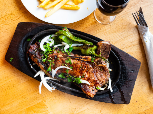 半熟的烤肠配以新鲜蔬菜沙拉图片下载