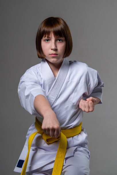 一个空手道女孩穿着和服训练拳打脚踢图片下载
