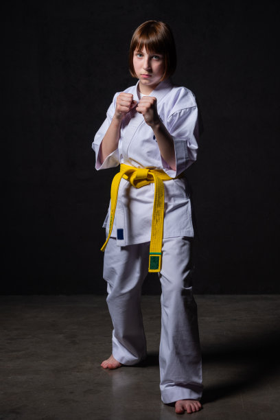 一个空手道女孩穿着和服训练拳打脚踢图片下载