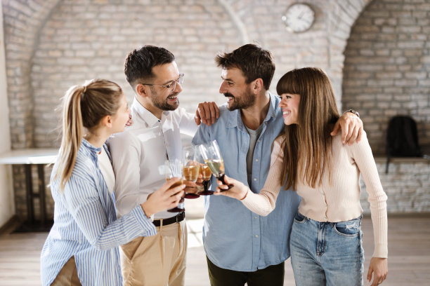 欢快的同事们在公司聚会上举杯祝酒图片下载