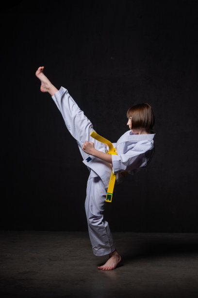 一个空手道女孩穿着和服训练拳打脚踢图片下载
