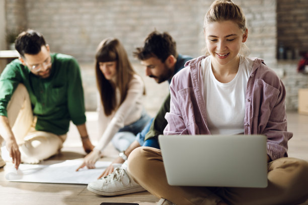 年轻的女商人在办公室用笔记本电脑工作图片下载