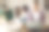 年轻的女商人在办公室用笔记本电脑工作图片下载