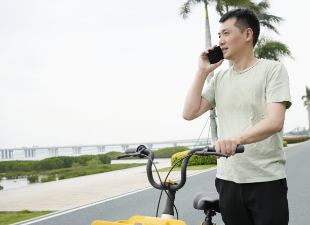 这个人推着自行车去打电话图片下载