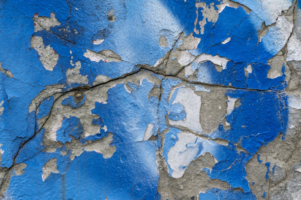 粉刷成白色和蓝色的旧裂缝墙图片下载