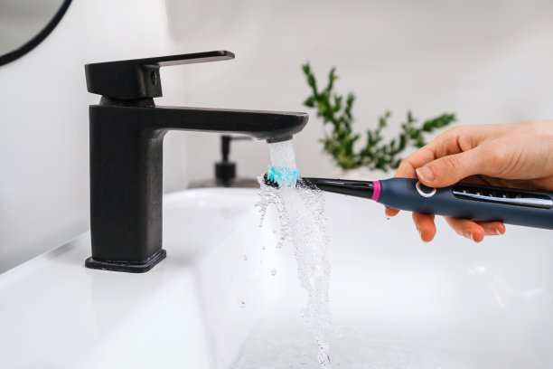 在家庭浴室刷牙的女人，剪短的照片图片下载