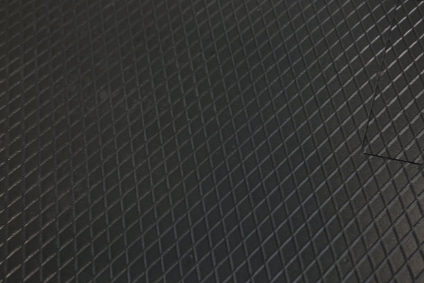 黑色金属纹理钢背景。穿孔金属板。图片下载