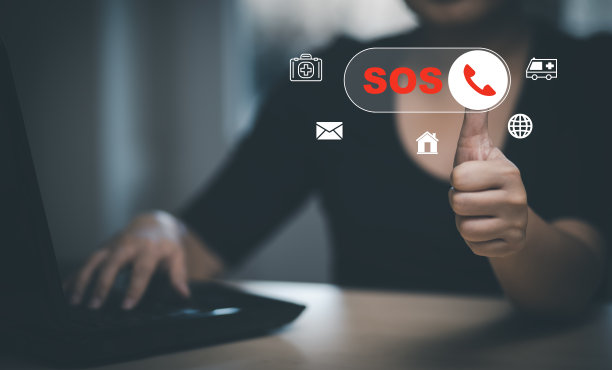 家中应急应用，电话，聊天信息图标，老年人智能手机应急应用，科技理念。老手摸手机，打电话求助。图片下载