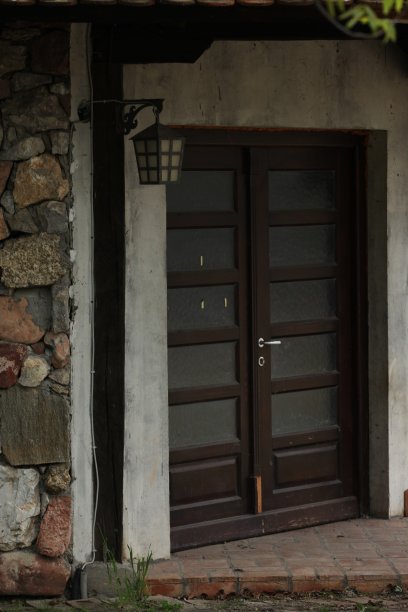 大门前挂着灯笼图片下载