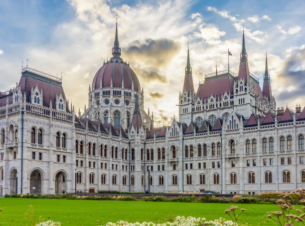 夕阳下的匈牙利布达佩斯议会大厦图片下载
