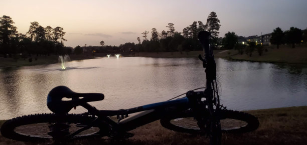 湖边自行车的剪影图片下载