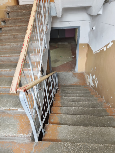 旧的未完工的建筑内部和楼梯图片下载