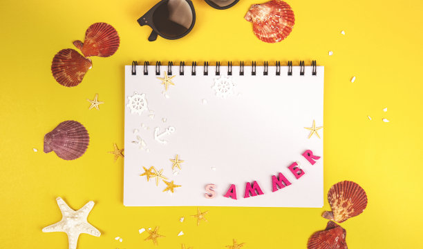 黄色背景的沙滩配件。前视图。平的。本空间图片下载