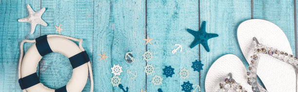 海滩配件上的蓝色板-暑假横幅。平的。前视图。本空间图片下载