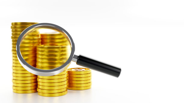 白色背景上一堆带放大镜的金币，经济金融概念，3d渲染图片下载