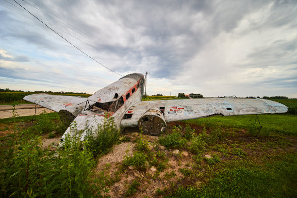 坠毁的飞机降落在阴云密布的田野。jpg图片下载
