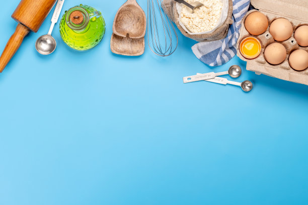 蓝色背景的烹饪材料和器具图片下载