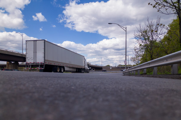 停在路边的卡车图片下载